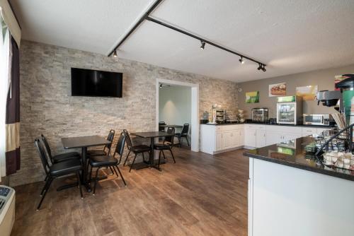 Dapur atau dapur kecil di Quality Inn & Suites