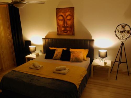 sypialnia z łóżkiem z dwoma ręcznikami w obiekcie Skitnica Gold w mieście Koprivnica
