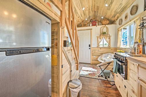 uma cozinha com um frigorífico de aço inoxidável numa pequena casa em Boho Bliss Tiny Home with Fireplace, Fire Pit em Towaoc
