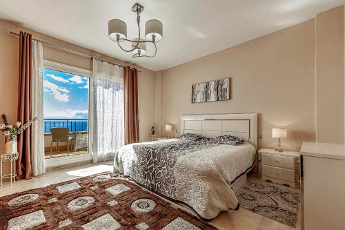 1 dormitorio con cama y ventana grande en Great Ocean View Arena, en Puerto de Santiago
