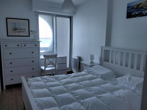Katil atau katil-katil dalam bilik di Appartement fonctionnel, vue imprenable mer