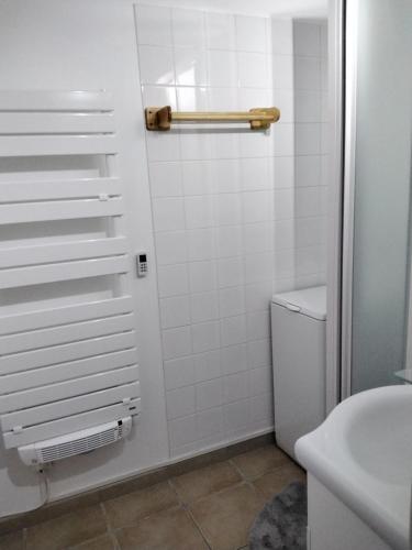 La salle de bains blanche est pourvue de toilettes et d'un lavabo. dans l'établissement Appartement fonctionnel, vue imprenable mer, à Saint-Gilles-Croix-de-Vie
