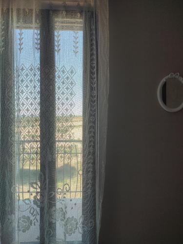 a window with a view of a yard at Massanè Casa Vacanza in Ginosa