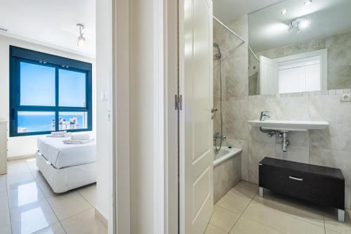 y baño con lavabo, aseo y espejo. en Gemelos 26 Resort Apartment 22E Levante Beach, en Benidorm