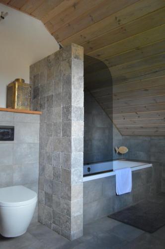 Habitación con baño con lavabo y aseo. en Azyl Apetytu, en Filipów