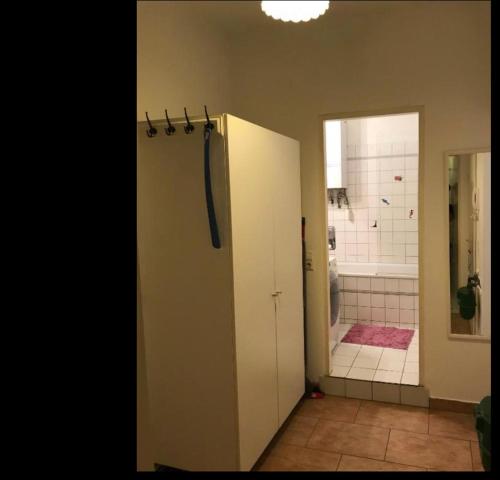 uma casa de banho com um chuveiro e um armário branco em City Apartment and rooms em Viena