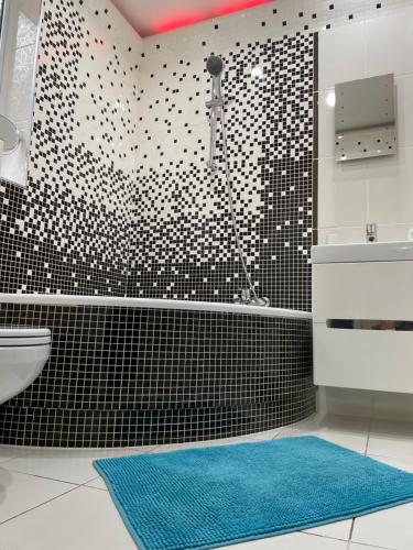 Koupelna v ubytování Cheerful 2 bedroom flat with free parking