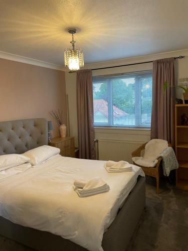 Postel nebo postele na pokoji v ubytování Cheerful 2 bedroom flat with free parking