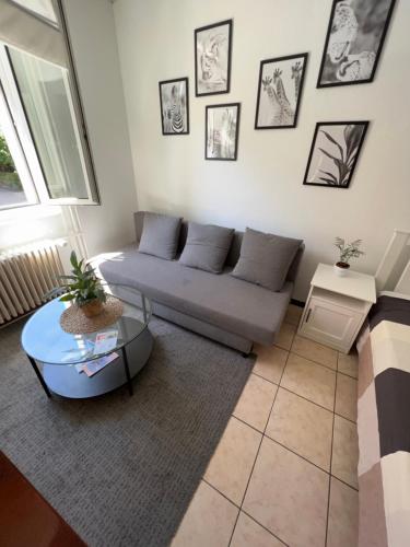 un soggiorno con divano e tavolo di Appt 4 Recientemente renovado a Losanna