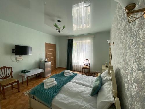 - une chambre avec un lit, une table et des chaises dans l'établissement Hestia, à Gyumri