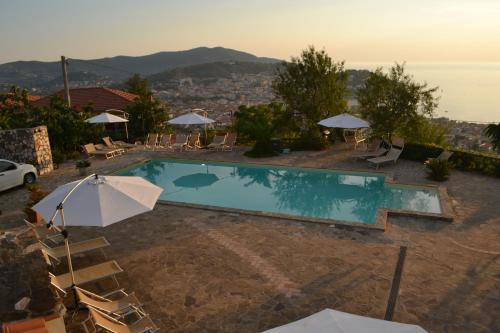uma piscina com cadeiras e guarda-sóis em Villa Malandrino Guest House em Agropoli