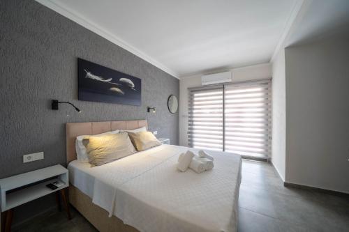 Een bed of bedden in een kamer bij Naz Liman Otel Bodrum