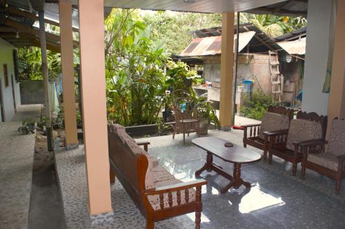 eine Terrasse mit Bänken, einem Tisch und Stühlen in der Unterkunft Hospedaje Eco in Lagunas