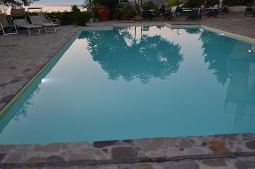 uma piscina com luzes azuis em Villa Malandrino Guest House em Agropoli