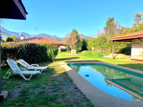 Swimming pool sa o malapit sa Casa tranquila y central con piscina en Olmué