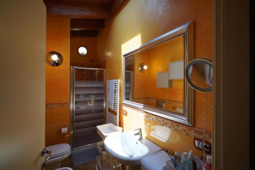 a bathroom with a sink and a mirror at Stupenda mansarda dotata di tutti i comfort! in Brescia