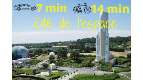 a picture of a monument with a bike on top of it at La loge du Minotaure, parking et bureaux in Toulouse