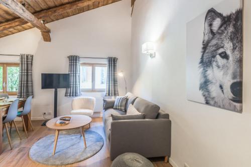 - un salon avec une photo de loup sur le mur dans l'établissement Appartement La Combe aux Loups - Welkeys, à Combloux