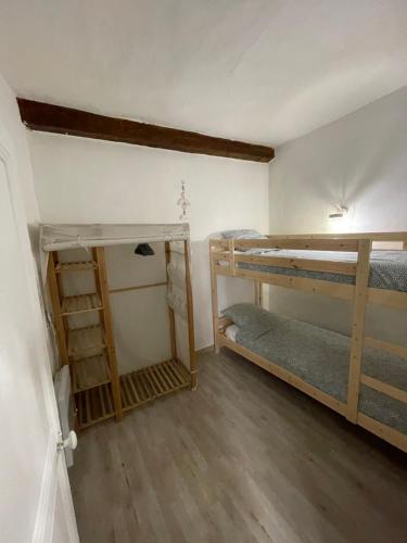 a room with two bunk beds and a desk at Appartement cocooning in Saorge