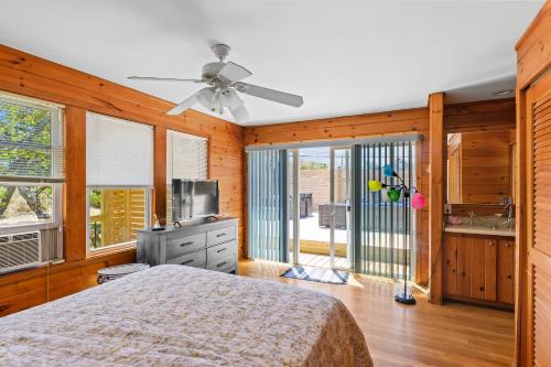 a bedroom with a bed and a ceiling fan at Sea La Vie in Ocean Beach