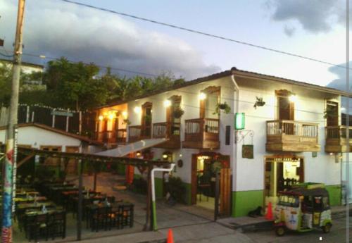 - un bâtiment avec un restaurant en face dans l'établissement Hotel Monte verde, à Salento