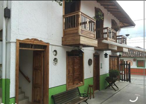 - un bâtiment avec un balcon et un banc dans l'établissement Hotel Monte verde, à Salento