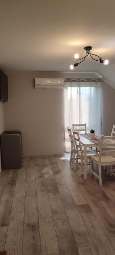 a dining room with a table and chairs at Apartamenty Wilga spokojne miejsce z całorocznym jacuzzi i letnim basenem in Wilga