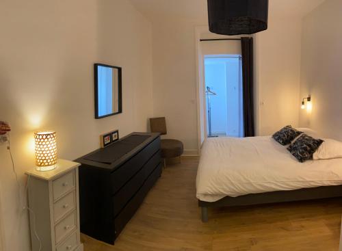 コンカルノーにあるLA VILLE A LA MER N°1のベッドルーム1室(ベッド1台、ドレッサー、窓付)