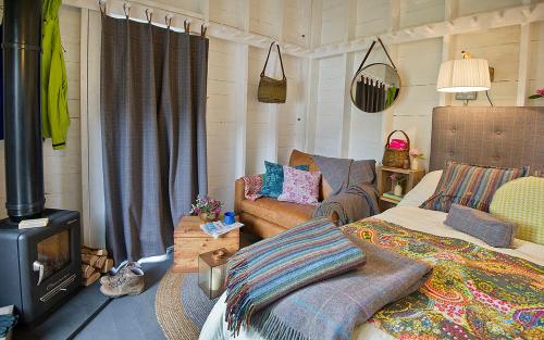 ein Wohnzimmer mit einem Sofa und einem Herd in der Unterkunft Laggan Bothies in Spean Bridge