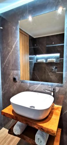 y baño con lavabo blanco y espejo. en Urban Luxus Studio I, en Heraclión