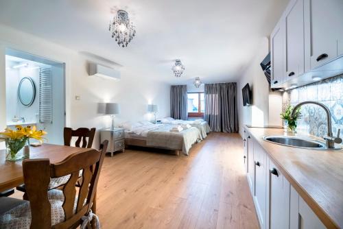 Ένα ή περισσότερα κρεβάτια σε δωμάτιο στο Apartamenty Magia