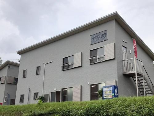 un edificio con un cartel en el costado en Guest house "Yachabo" - Vacation STAY 01161v, en Sekirubu