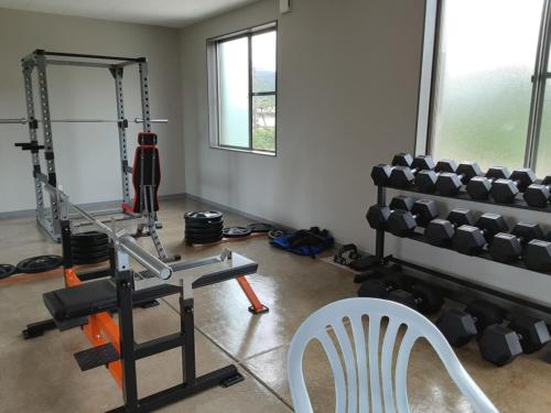 una habitación con un gimnasio con silla y equipamiento en Guest house "Yachabo" - Vacation STAY 01161v, en Sekirubu