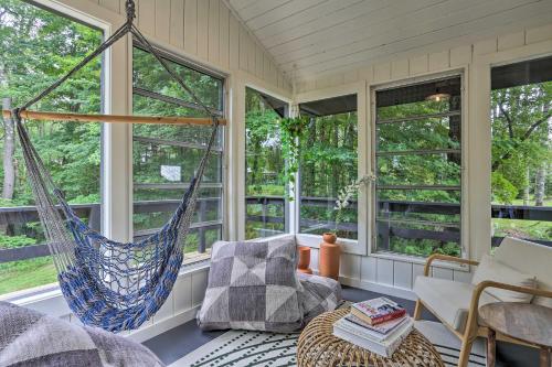 Posezení v ubytování Modern Hideaway with Deck and State Forest Access