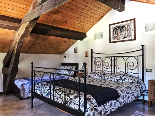een slaapkamer met een zwart bed in een kamer met houten plafonds bij La Stazione in Premeno
