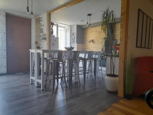 une cuisine avec une table et des chaises dans une pièce dans l'établissement Maison de village avec cour intérieure et terrasse, à Septfonds
