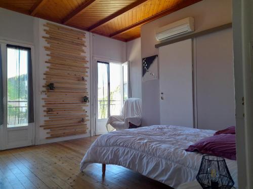 - une chambre avec un lit et un plafond en bois dans l'établissement Maison de village avec cour intérieure et terrasse, à Septfonds