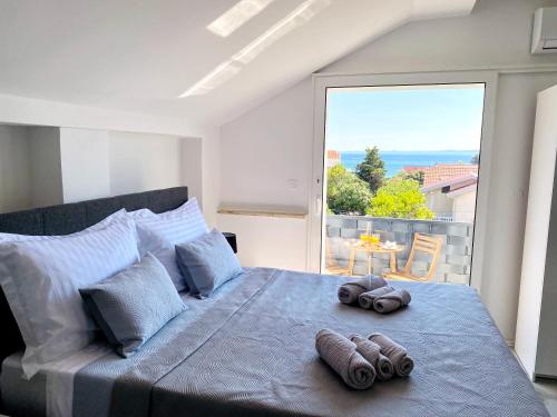 1 dormitorio con 1 cama grande y 2 toallas. en Villa Danza Del Mar - Designed for Adults en Vir