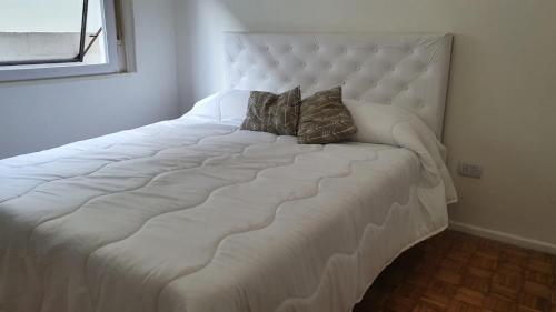 1 cama blanca grande con 2 almohadas en La mejor zona de Belgrano en Buenos Aires