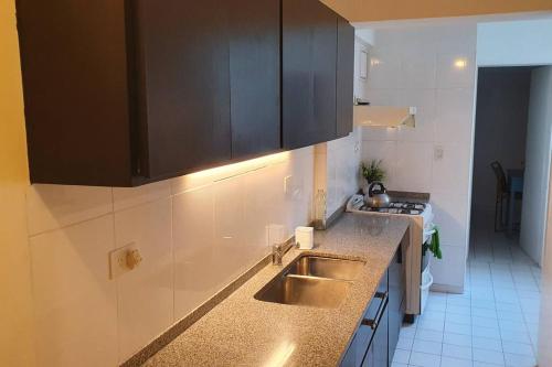 cocina con fregadero y encimera en La mejor zona de Belgrano en Buenos Aires