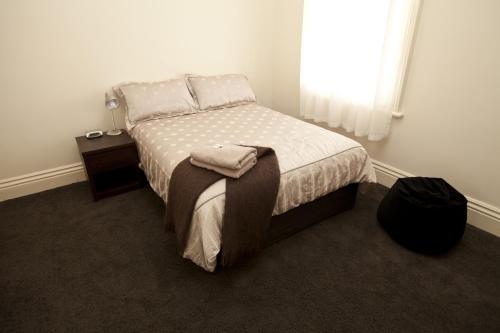 a bedroom with a bed and a window at Allawah Bendigo in Bendigo