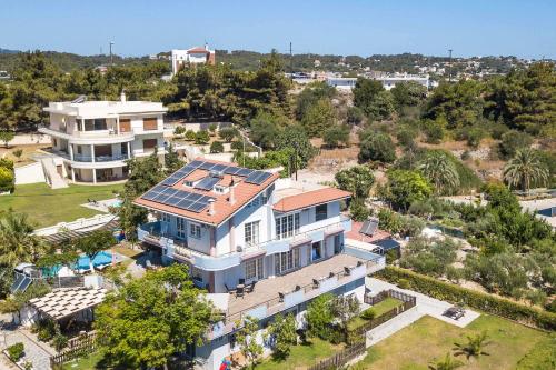 - une vue aérienne sur une maison dotée de panneaux solaires sur le toit dans l'établissement Athina's Villa, à Koskinou