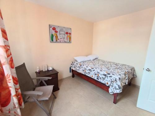 1 dormitorio con cama, escritorio y silla en Departamento 5 min del Centro todos los Servicios, en Tehuacán