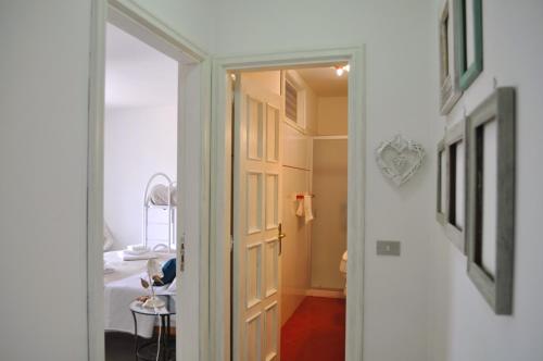 um corredor com uma porta que leva a um quarto em Anna's home 2 - Luminoso appartamento nel centro storico em Altavilla Silentina