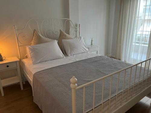 Posteľ alebo postele v izbe v ubytovaní Fofi's City Center Apartment