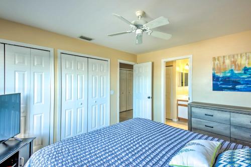 a bedroom with a bed and a ceiling fan at Screened Porch and Pool Access Cozy Sebring Condo in Sebring