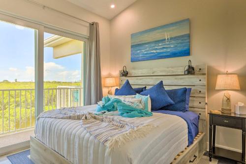 um quarto com uma cama e vista para o oceano em Coastal-Zen Ruskin Retreat Less Than 1 Mi to Beach! em Ruskin