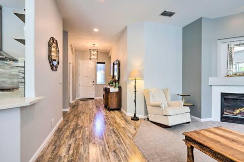 Coin salon dans l'établissement Spacious Folsom Getaway with Pool and Hot Tub!