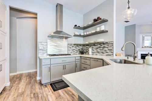 Cuisine ou kitchenette dans l'établissement Spacious Folsom Getaway with Pool and Hot Tub!