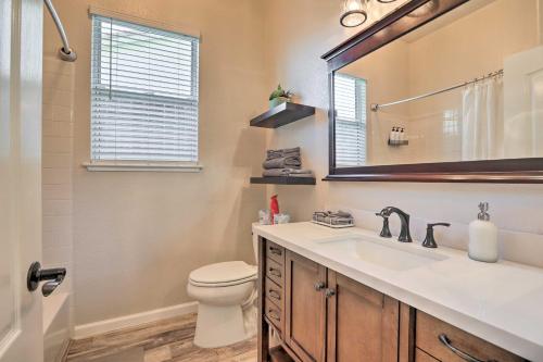 Salle de bains dans l'établissement Spacious Folsom Getaway with Pool and Hot Tub!